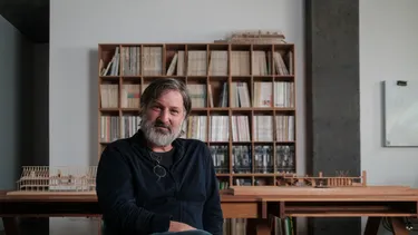 El Desconcierto | arquitecto chileno smiljan radic gana el premio pritzker 2026 el nobel de la arquitectura es el segundo chileno en lograrlo.webp