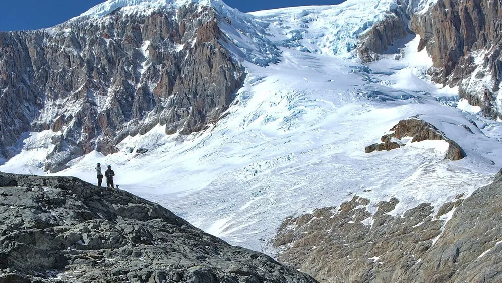 Mendocinos protestan contra proyecto minero aprobado casi en frontera con Chile y Milei reduce protección de glaciares