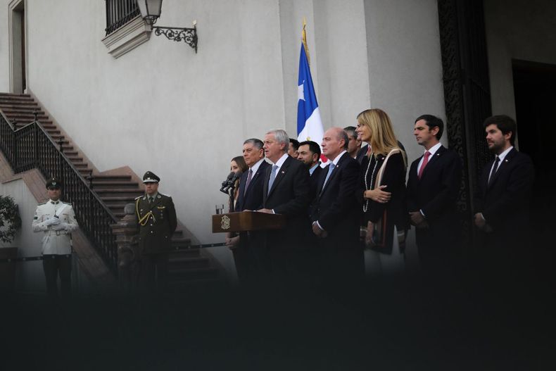 José Antonio Kast en La Moneda con un grupo de ministros detrás suyo / Agencia Uno