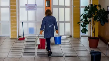 Auxiliar de aseo fue despedida verbalmente tras negarse a firmar traslado: Juzgado ordena millonaria indemnización