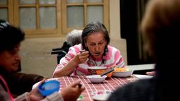 Mujer de 92 años muere tras caerse de montacargas del hogar en el que residía