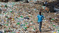 Un millón de botellas por minuto en el mundo: El impacto ambiental del plástico afecta hoy hasta nuestras comidas