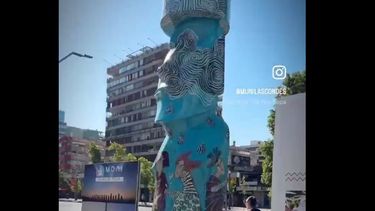 El Desconcierto | 6986 moai intervenido por el medio ambiente.jpg