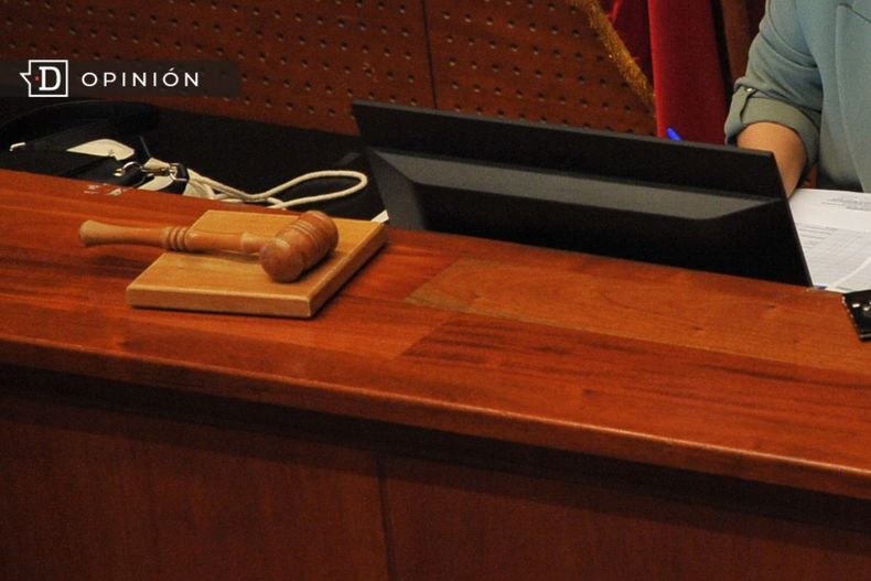 7989 imagen de un martillo en un juzgado.jpg