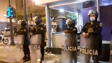 Miles de peruanos desafían toque de queda para pedir la renuncia de Castillo