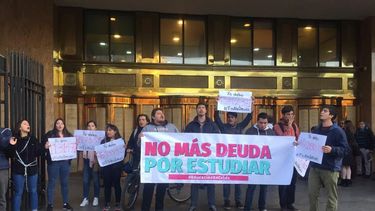 Estudiantes se encadenan al Banco Estado demandando la condonación de la deuda educativa