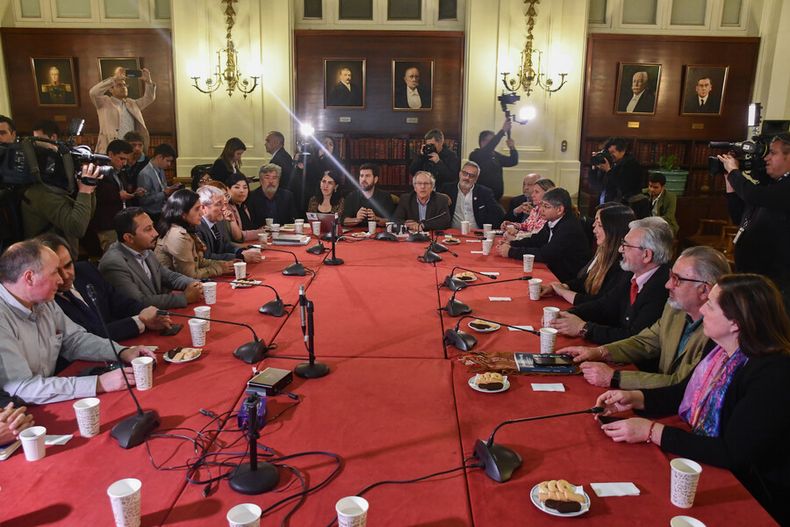 Reprrsentantes del oficialismo reunidos con integrantes del proceso constitucional.jpg