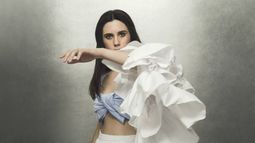 Bailar y reflexionar: Escucha acá Espejo, el esperado quinto disco de Javiera Mena