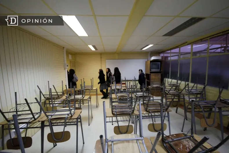 27858 foto de estudiantes dejando una sala de clases.webp