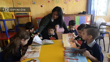 El Desconcierto | 29203 profesora en clases con ninos.webp