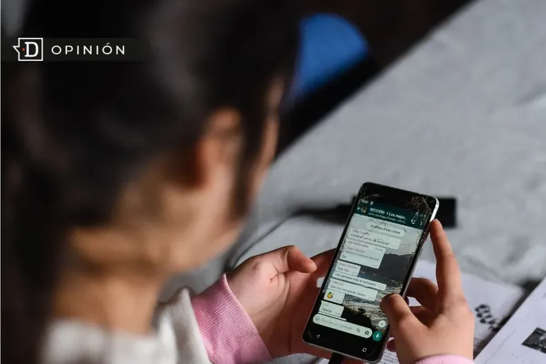 15852 joven viendo su celular.webp
