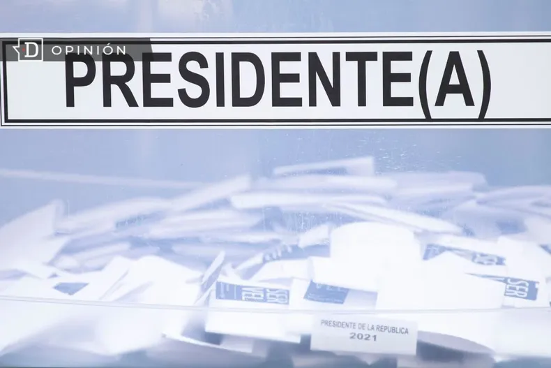 27138 una urna para presidente a con votos adentro.webp