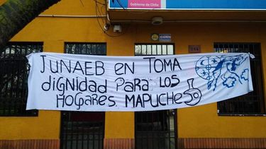 Estudiantes se toman edificio de la Junaeb de Temuco por malas condiciones en hogares mapuche