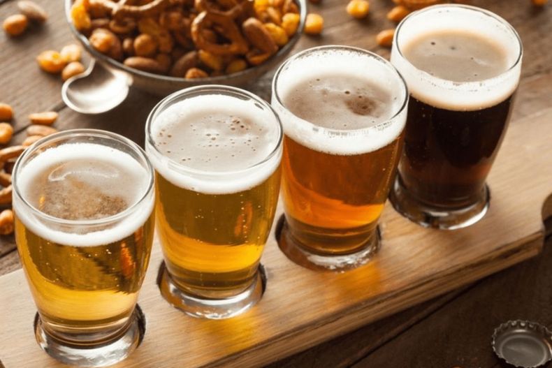 La elaboración de cerveza requería entre 4 a 6 litros de agua por cada litro de bebida. Hoy las plantas incorporan sistemas de ósmosis inversa y reutilización.
