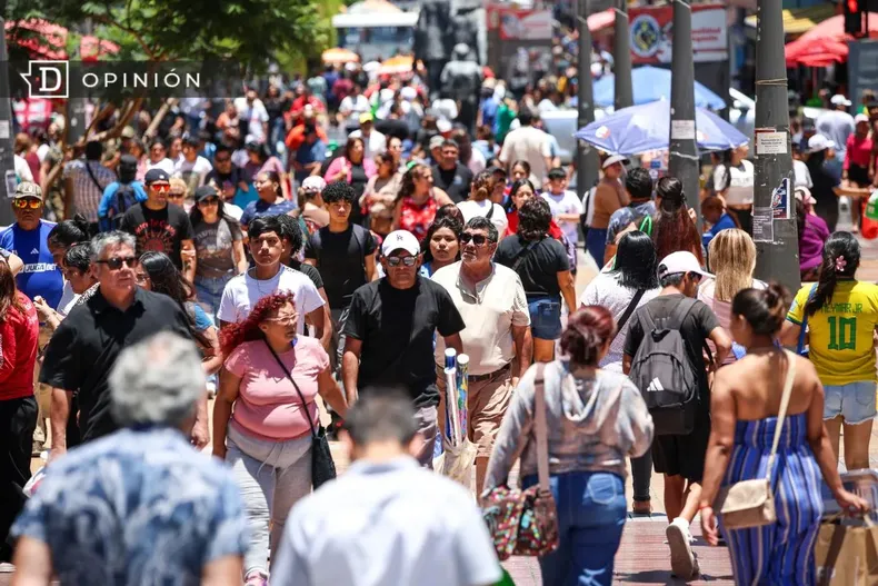 30818 personas caminando.webp