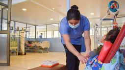 Imagen de una profesional de la salud junto a un niño en CONIN / Foto: CONIN.cl Imagen de una profesional de la salud junto a un niño en CONIN / Foto: CONIN.cl