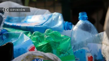 El Desconcierto | 13950 botellas de plastico en la basura.webp