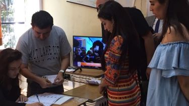 Mon Laferte ya sufragó en el Liceo Carmela Carval e hizo un llamado: Todos tienen que votar