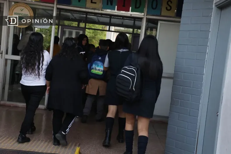 9644 estudiantes entrando a clases.webp