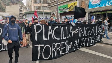 Vecinos de Valparaíso marchan contra torres de alta tensión que se instalarán en la región