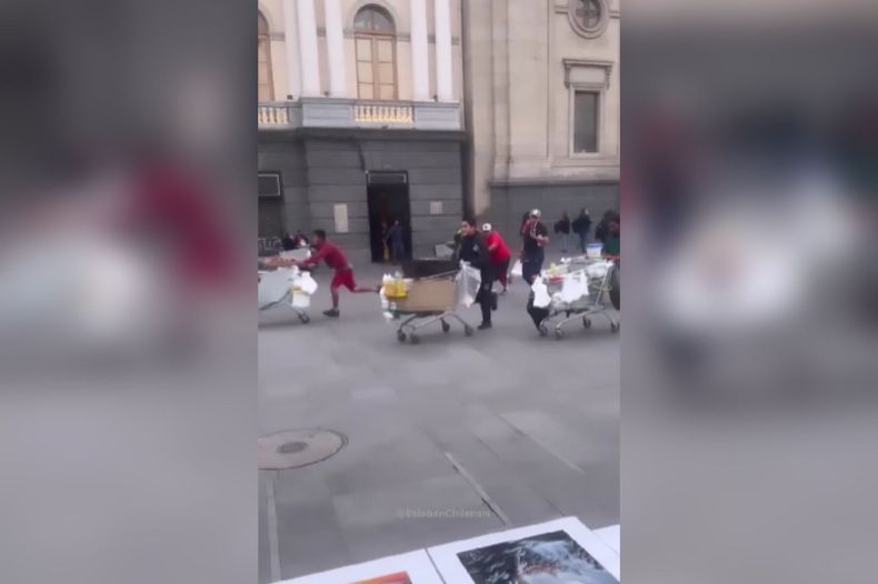video con musica de harry potter ambulantes corren en plaza de armas por un lugar.jpeg