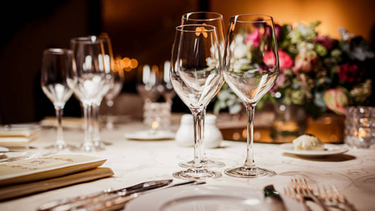 Disfruta de una cena completa por un destacado chef francés en el casco histórico de Santiago