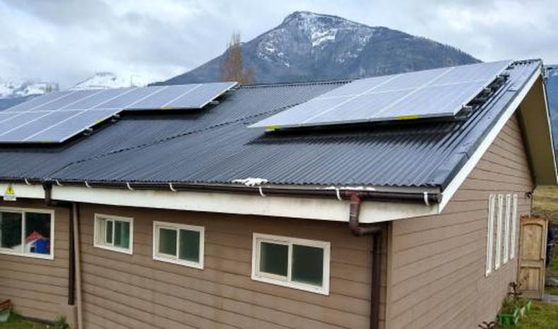 Proyecto busca facilitar la transición energética al ciudadano común. En la imagen, una casa con paneles solares.&nbsp;