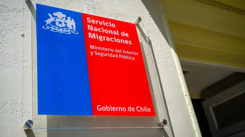 extranjera apelo orden de abandono de chile en 2024 y espero mas de un ano sin respuesta corte ordeno pronunciarse en 60 dias.webp