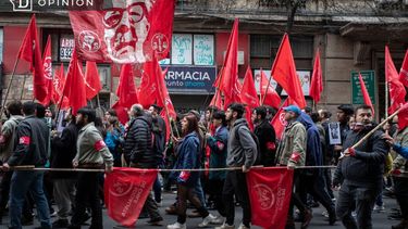 El Desconcierto | 7068 imagen de personas marchando con banderas socialistas y un l.jpg