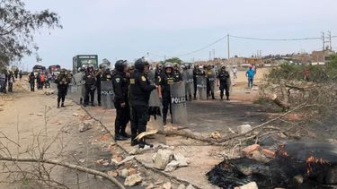 Cientos de manifestantes toman el aeropuerto de Arequipa pidiendo la renuncia de Boluarte