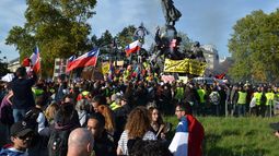 FOTOS| La marcha de los chalecos amarillos franceses en apoyo a las manifestaciones en Chile