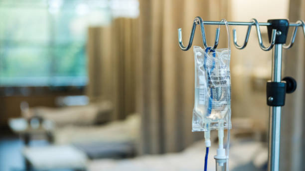 Riesgo para pacientes: ISP advierte irregularidades en marca de suero y ordena su retiro del mercado