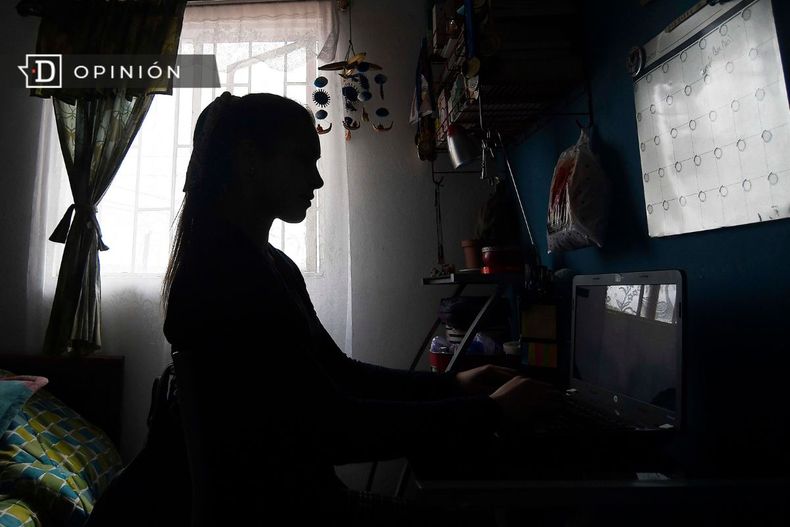 5232 mujer haciendo teletrabajo.jpg