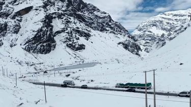 Dos mil camiones de carga permanecen varados en paso fronterizo Cristo Redentor