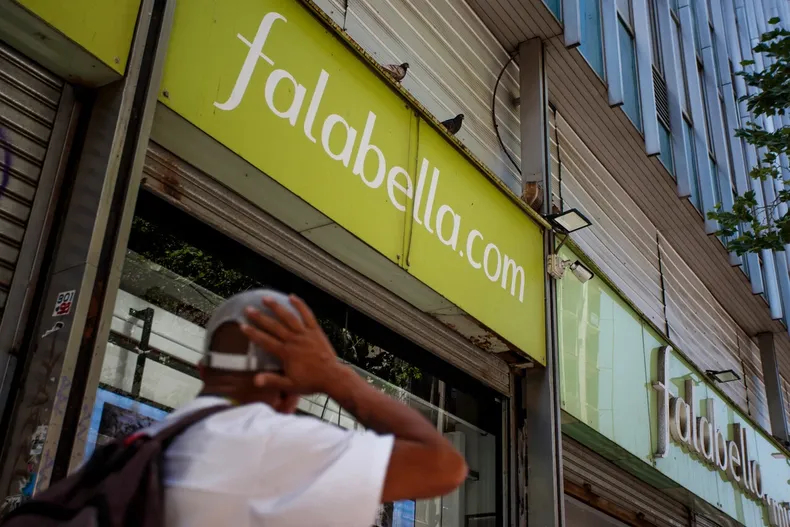 guardias de falabella la retuvieron y le quitaron articulos acusandola de ladrona pese a tener boleta deberan pagarle 1 millon.webp