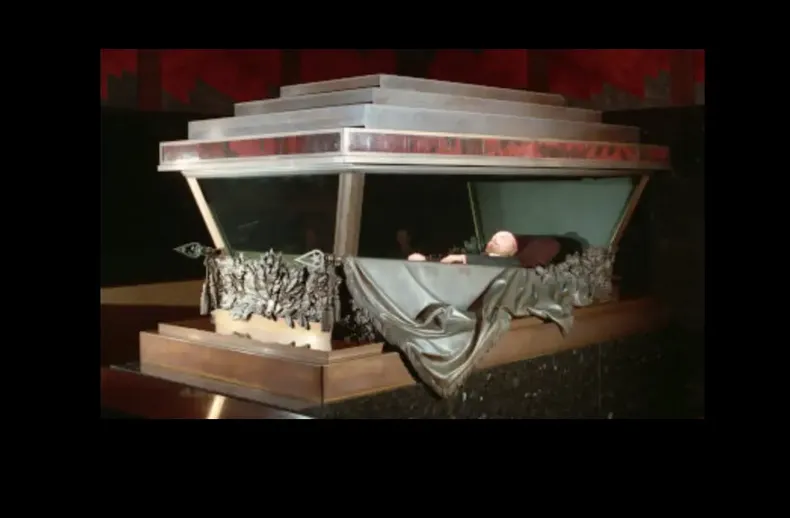 11677 momia de lenin.webp