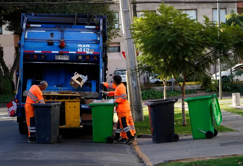chofer de camion de basura fue despedido por llevar a su hijo menor a trabajar corte valido el despido.webp