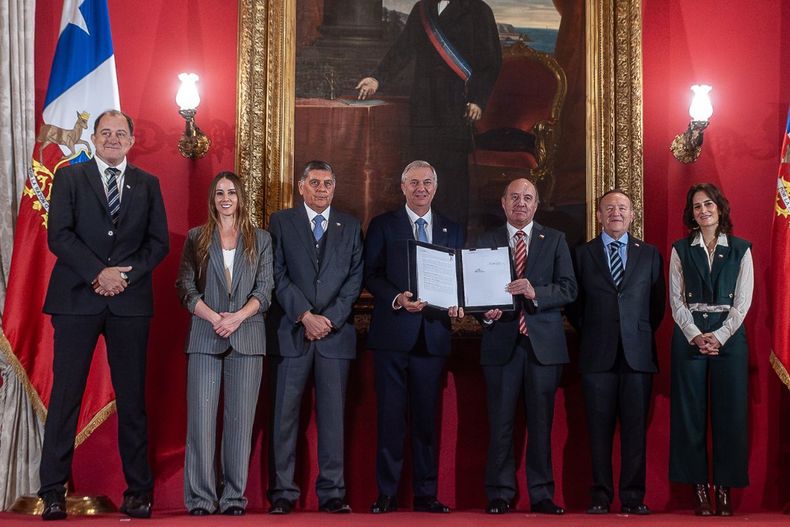 Imagen del gabinete de Kast firmando un decreto / Agencia Uno
