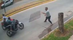 VIDEO| Viral del mes en Argentina: Sujeto detiene a asaltantes lanzándoles una reja encima