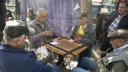 Adultos jugando brisca en Valparaíso - Imagen: Ingrid Olivares (@fotografías.ingridolivares)