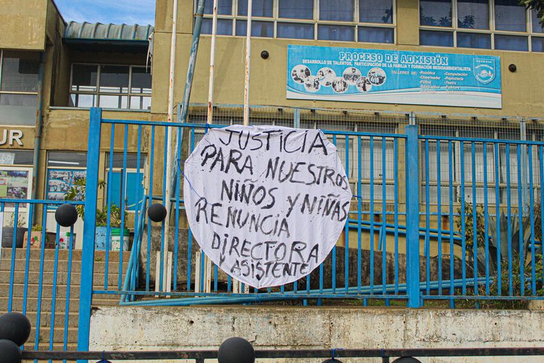 Cartel de protesta en colegio de Talcahuano.jpg