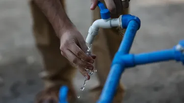 Tenía conexión ilegal, le cortaron el agua, atacó con una pala e igual fue a juicio para exigir suministro: Corte rechazó