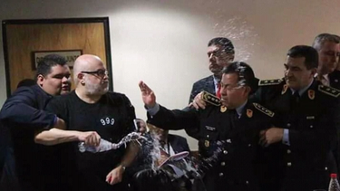 VIDEO| Senador se descontrola, lanza agua y vasos a comisario de la policía en plena sesión