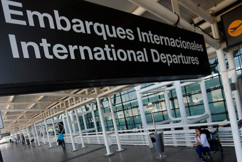 720 mil personas viajaran en avion estas fiestas anuncian paro de 1 mes en aeropuerto de santiago.png