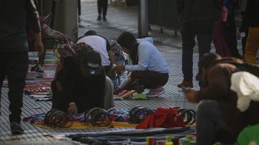 El Desconcierto | INE enero marzo 2023 Aumento del desempleo y alta informalidad de poblacion extranjera.jpg
