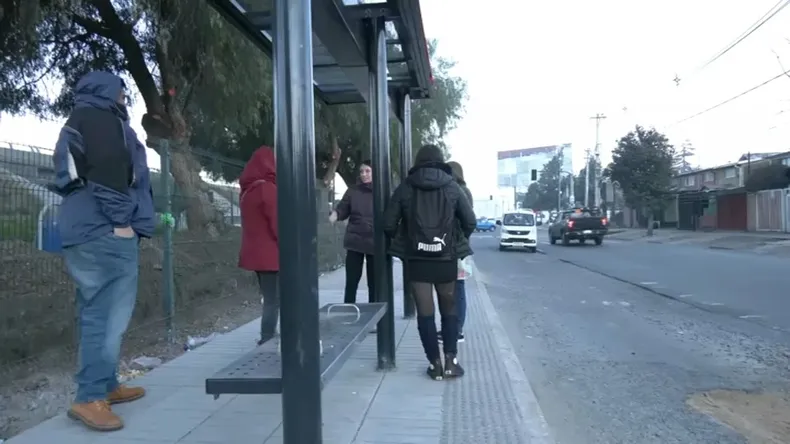 obliga a los usuarios a esperar de espaldas a los buses denuncian que paradero fue construido al reves en renca.webp