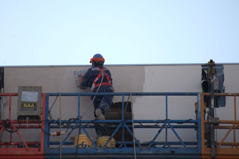 Obrero trabajando en una muralla / Agencia Uno