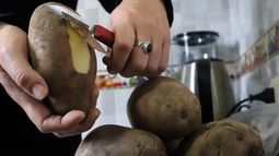 El ritual de las papas es el que más se hace en Chile para la Noche de San Juan -&nbsp; Agencia Uno