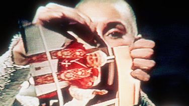 ¡Lucha contra el verdadero enemigo!: El día en que Sinead OConnor desafió la hipocresía de la Iglesia Católica rompiendo una foto del Papa