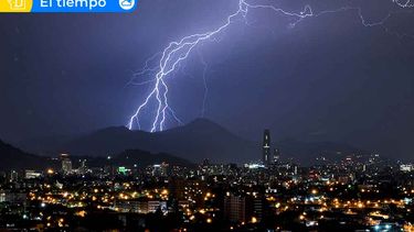 Lluvia y tormentas eléctricas en Santiago: Un jueves soleado se transformará en día invernal